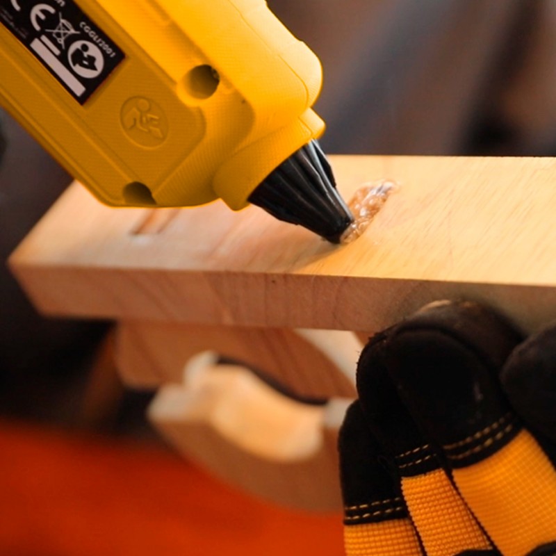 Аккумуляторный клеевой пистолет (без аккумулятора)  INGCO...